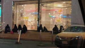 سعوديات يجلسن خارج محل مغلق وقت الصلاة- تويتر