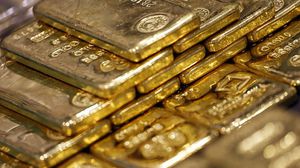 سعر أوقية الذهب تخطت 1820 دولارا خلال تعاملات الاثنين وهو أعلى مستوى منذ سبتمبر/ أيلول 2011- جيتي