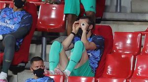 والتقطت عدسات الكاميرات بيل على مقاعد البدلاء وهو يضع يديه على عينيه- الموقع الرسمي لريال مدريد