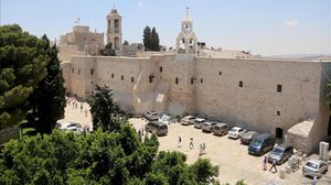 تعد كنيسة المهد من أقدم كنائس فلسطين والعالم التي تقام فيها الطقوس الدينية بانتظام حتى الآن (الأناضول)