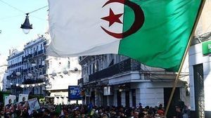 مواجهة التهميش والمطالبة بالعدالة الاجتماعية من شعارات الحراك في الجزائر  (الأناضول)