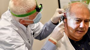 يفقد السمع عندما تموت خلايا شعر الأذن الخارجية نتيجة الشيخوخة والتقدم في العمر أو نتيجة بعض الأمراض- جيتي