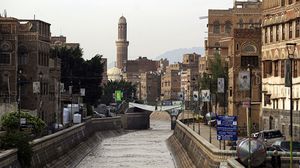 بحسب سكان فإن الأمطار التي تساقطت على صنعاء قد تكون السبب وراء انهيار المبنى الملاصق لأبنية قديمة أخرى- جيتي