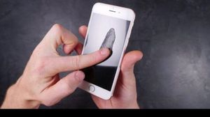 يمكن استخدام الفازلين في تنظيف شاشة الهاتف- أف بي ري