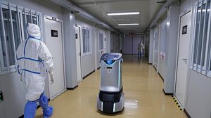 الروبوت "إلف" شبيه بالإنسان ويحاكي التفاعل بين الأطباء والمرضى- جيتي