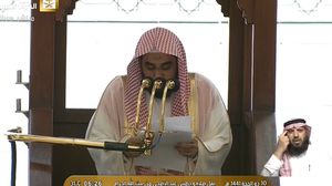 حضر عدد محدود من المصلين خطبة وصلاة العيد في الحرم المكي والتي أداها الشيخ عبد الله الجهني- التلفزيون السعودي