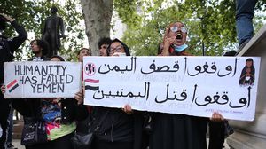 رفع المتظاهرون الأعلام اليمنية، ولافتات كتب عليها: "العدالة من أجل اليمن"- الأناضول