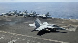 تجري حاملة الطائرات الأمريكية دوريات في مياه الخليج منذ أواخر تشرين الثاني/ نوفمبر الماضي- جيتي