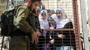 حاجز إسرائيلي يمنع طالبات في الضفة من الوصول إلى مدرستهن على بعد عشرات الأمتار من قريتهن- جيتي