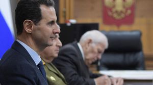 الأسد خلال لقاء في مقر القيادة الروسية داخل قاعدة حميميم- جيتي