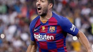 واستطاع اللاعب الأوروغواياني سواريز أن يتفوق على أسطورة برشلونة السابق "لاديسلاو كوبالا"- الموقع الرسمي لبرشلونة