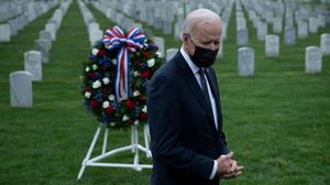 بايدن خلال زيارة لمقبرة الجنود الأمريكيين الذين قتلوا بأفغانستان- جيتي
