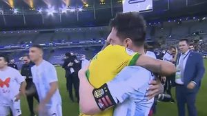 انتشرت مقاطع فيديو على مواقع التواصل بعد المباراة ظهر فيها نيمار وهو يعانق نظيره الأرجنتيني ميسي