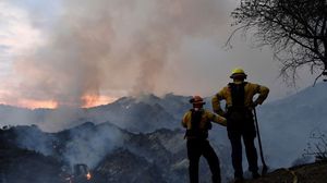 تحاول السلطات السيطرة على حرائق الغابات - جيتي