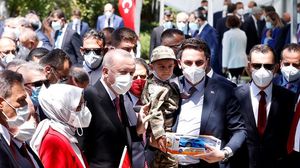 أردوغان مع حشد من المشاركين في إحياء ذكرى محاولة الانقلاب أمام القصر الرئاسي بأنقرة- الأناضول