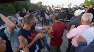 يحاول أنصار قيس سعيد منع المتظاهرين والمحتجين من الوصول إلى مبنى البرلمان- جيتي