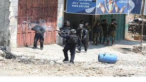  قوات الاحتلال هاجمت موكب تشييع الشهيد في بيت أمر وأطلقت الرصاص المعدني المغلف- وفا