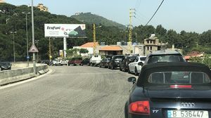 يطلق اللبنانيون عبارة "طوابير الذلّ" على مشهد الاصطفاف بالسيارات على المحطات والانتظار ساعات لتعبئة الوقود- تويتر