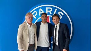 ظهر حكيمي في مقطع فيديو خلال دخوله لمقر نادي باريس سان جيرمان رفقة والدته- tf1 / تويتر