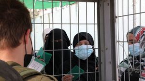فلسطينيون أمام حاجز إسرائيلي  الاحتلال- جيتي
