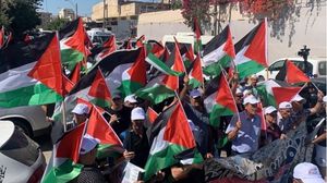ارتدى المشاركون في المسيرة الكوفيات الفلسطينية، وأطلقوا هتافات وشعارات وطنية- موقع عرب48