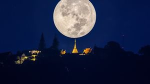  القمر يظهر أكبر أكثر في لحظة طلوعه بسبب الخداع البصري المسمى "وهم القمر"- جيتي