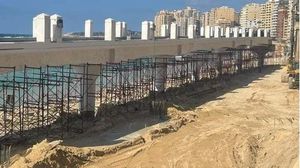 يتهم سكان الاسكندرية مصممي الجسر ومن يقومون على تنفيذه بالاعتداء على ساحل المدينة- تويتر