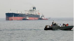 مسؤول قضائي إيراني قال إنه تم ضبط شحنة تزيد عن 50 ألف لتر من الوقود المهرب كانت على متن السفينة عند احتجازها- جيتي