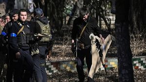 جندي أوكراني يحمل طائرة مسيرة روسية أسقطت في كييف في مارس 2022- جيتي