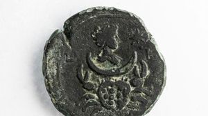اكتُشفت العملة الرومانية ضمن "كنز صغير" من العملات المعدنية الأخرى- أ ف ب