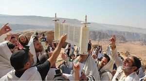 إسرائيليون يؤدون صلوات يهودية في منطقة وادي رم بالأردن- تويتر