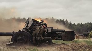 جندي أوكراني خلال تدريبات على قطع مدفعية قدمتها دول غربية- وزارة الدفاع الأوكرانية
