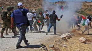 اعتدى مستوطنون بحماية الجنود على الفلسطينيين في المغير - جيتي