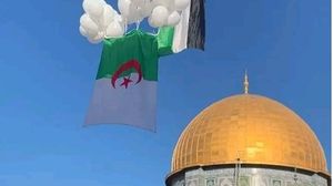 نشطاء أطلقوا علم الجزائر وفلسطين بعد صلاة العيد في المسجد الأقصى- تويتر
