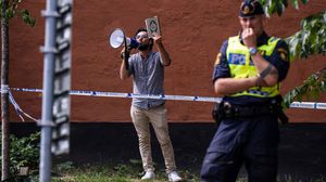 أٌقدم متطرف سويدي على حرق المصحف أمام أنظار الشرطة- تويتر