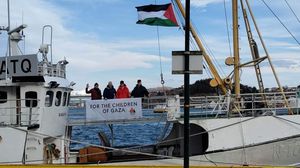 سفينة حنظلة تبحر في الموانئ الأوروبية تعريفا بمعاناة الفلسطينيين في غزة تحت الحصار- (عربي21)