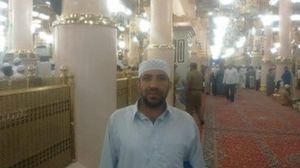 صورة للإمام في أثناء وجوده في المسجد النبوي لأداء العمرة