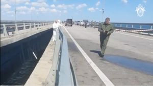 الجسر تعرض لأضرار كبيرة جراء القصف الذي اتهمت فيه روسيا القوات الأوكرانية بتنفيذه- تويتر