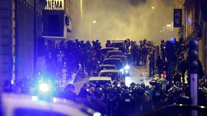 تواصلت الاحتجاجات الليلية في عموم فرنسا منذ مقتل الشاب نائل صباح الثلاثاء برصاص الشرطة - جيتي