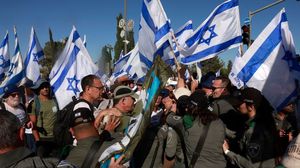 نزل الإسرائيليون إلى الشوارع احتجاجا على التعديلات القضائية - جيتي