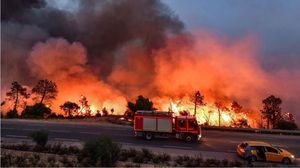 السلطات المحلية بالمناطق التي تم على مستواها التحكم في الحرائق باشرت في عمليات معاينة الأضرار- جيتي