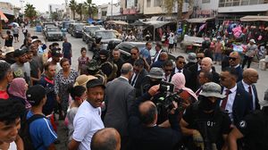 كيف وصلت تونس في تجربة ديمقراطية فريدة إلى هذا المنحدر في سياق تاريخها السياسي بعد ثورة الكرامة يوم 17 كانون أول/ ديسمبر 2010؟ (فيسبوك)