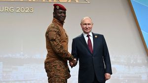 أحد الزعماء الأفارقة مع بوتين في القمة الأفريقية الروسية بموسكو- جيتي
