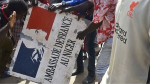 متظاهرون هاجموا السفارة الفرنسية في نيامي- جيتي