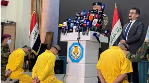 عرضت الشرطة العراقية المعتقلين في مؤتمر صحفي وأعينهم معصوبة - (واع)