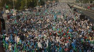 طالب المتظاهرون العالم الإسلامي بالتحرك لوقف العدوان على غزة- منصة إكس