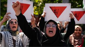 اعتادت حركة حماس استخدام المثلث الأحمر المقلوب في مقاطعها المصورة التي توثق تصديها للاحتلال- جيتي