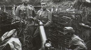 جنود ألمان مع النسخة الأولى من مدفع الهاون في الحرب العالمية الأولى- CC0