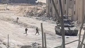 بثت كتائب القسام مقطعا مصورا يظهر اثنين من مقاتليها يضعان عبوة "العمل الفدائي" على دبابة إسرائيلية في رفح- إعلام القسام