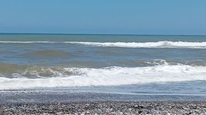 كثير من الجزائريين يفضلون قضاء أوقاتهم في أشهر الصيف الحارة على الشواطئ الصخرية البعيدة عن صخب المدن- جهاز الحماية المدنية
